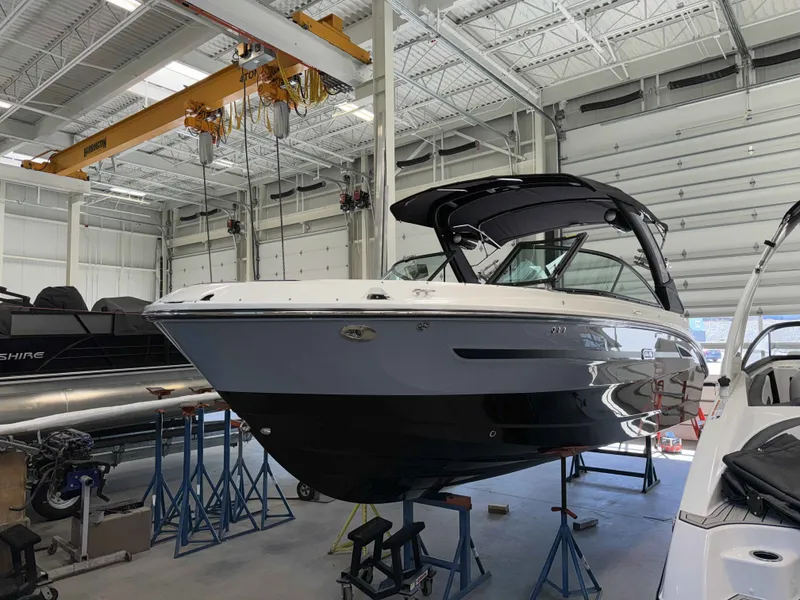 Slide: The Image of Sea Ray 250SDS 2025 - 11