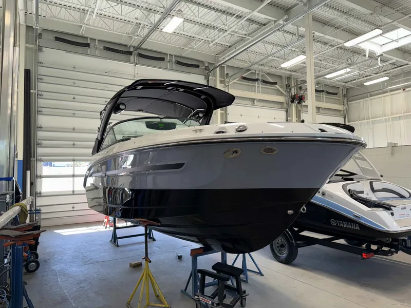 Slide: The Image of Sea Ray 250SDS 2025 - 12