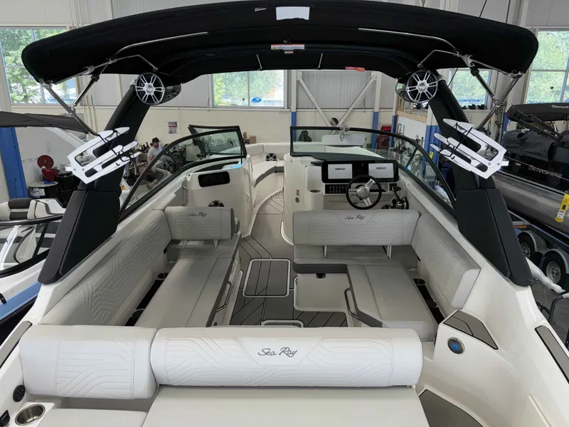 Slide: The Image of Sea Ray 250SDS 2025 - 13