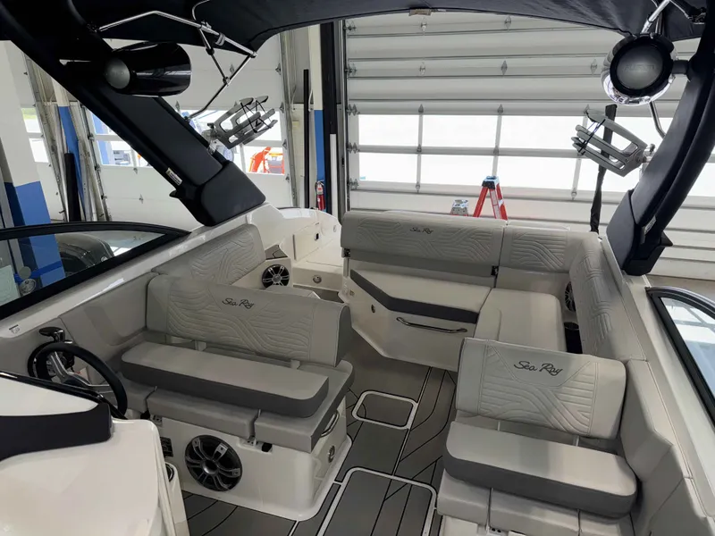 Slide: The Image of Sea Ray 250SDS 2025 - 14