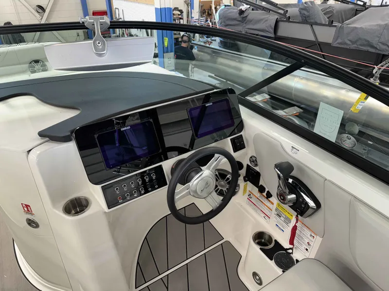 Slide: The Image of Sea Ray 250SDS 2025 - 15