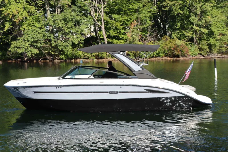 Slide: The Image of Sea Ray 250SDS 2025 - 2