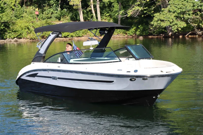 Slide: The Image of Sea Ray 250SDS 2025 - 3