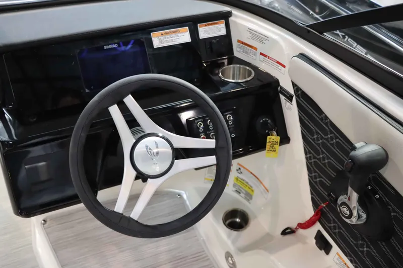 Slide: The Image of Sea Ray SPX 190 2025 - 11