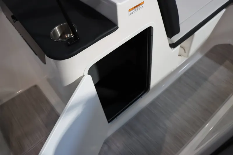 Slide: The Image of Sea Ray SPX 190 2025 - 16