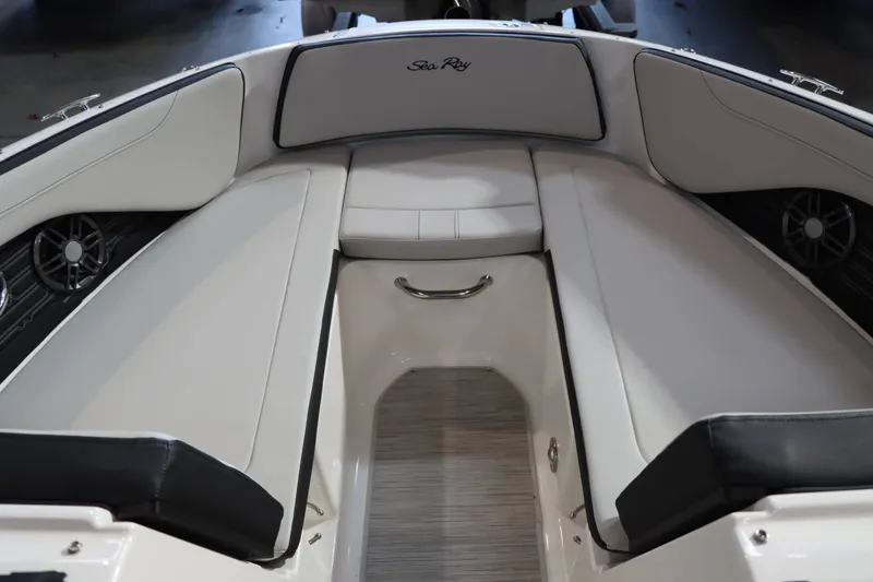 Slide: The Image of Sea Ray SPX 190 2025 - 17