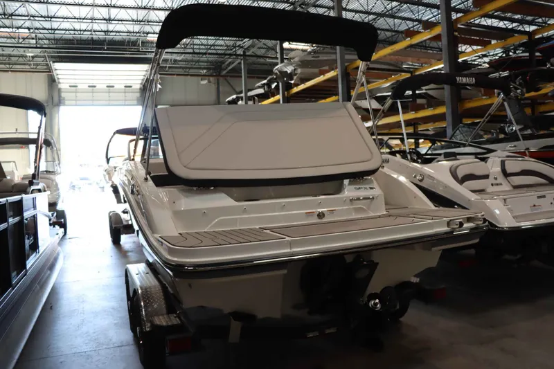 Slide: The Image of Sea Ray SPX 190 2025 - 4