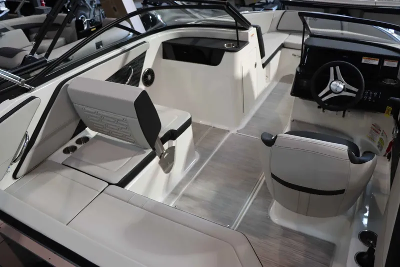 Slide: The Image of Sea Ray SPX 190 2025 - 7