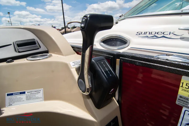 Slide: The Image of Throttle control of 2023 Crest CLASSIC LX 240 SLC boat with Sundeck branding. - 20