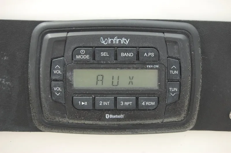 Slide: The Image of Infinity stereo system on 2004 Hydra-Sports Lightning 202 DC boat displaying AUX mode. - 9