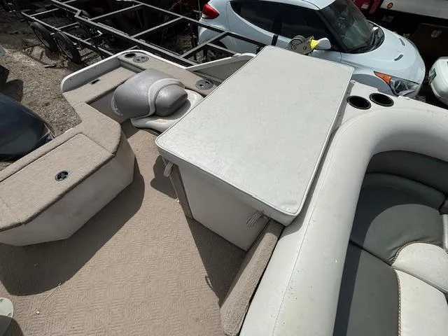 Slide: The Image of 2004 Crestliner 2485 LSI boat interior with seating and table. - 15