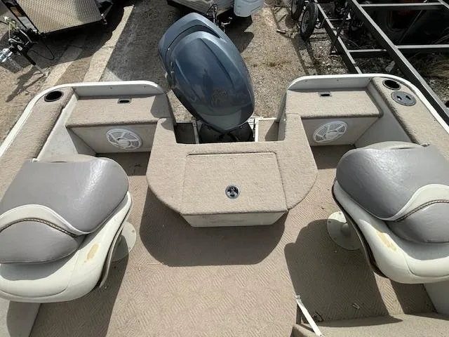 Slide: The Image of 2004 Crestliner 2485 LSI boat interior with seating and motor. - 17