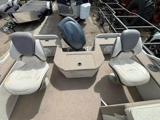 Slide: The Image of 2004 Crestliner 2485 LSI boat interior with two seats and motor. - 19
