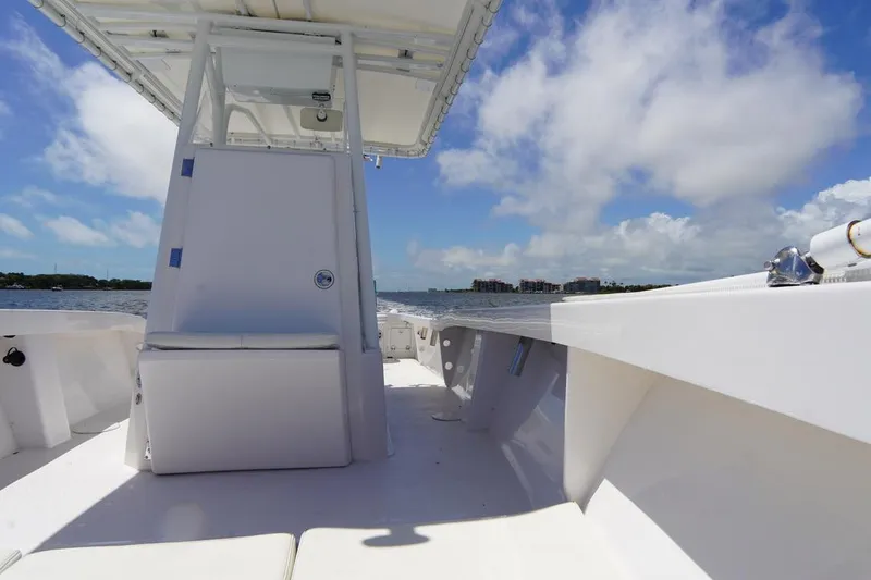 Slide: The Image of 1993 Ocean Runner 27 CC boat interior with open deck and clear sky. - 19