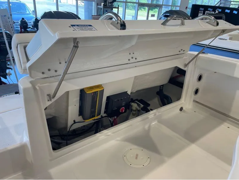 Slide: The Image of Robalo R222 2024 - 10