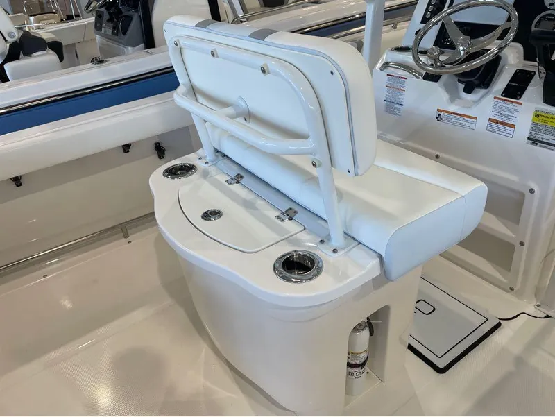 Slide: The Image of Robalo R222 2024 - 11