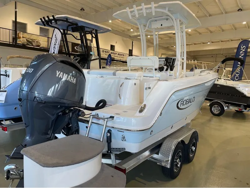 Slide: The Image of Robalo R222 2024 - 12