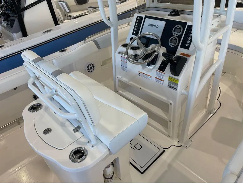 Slide: The Image of Robalo R222 2024 - 15