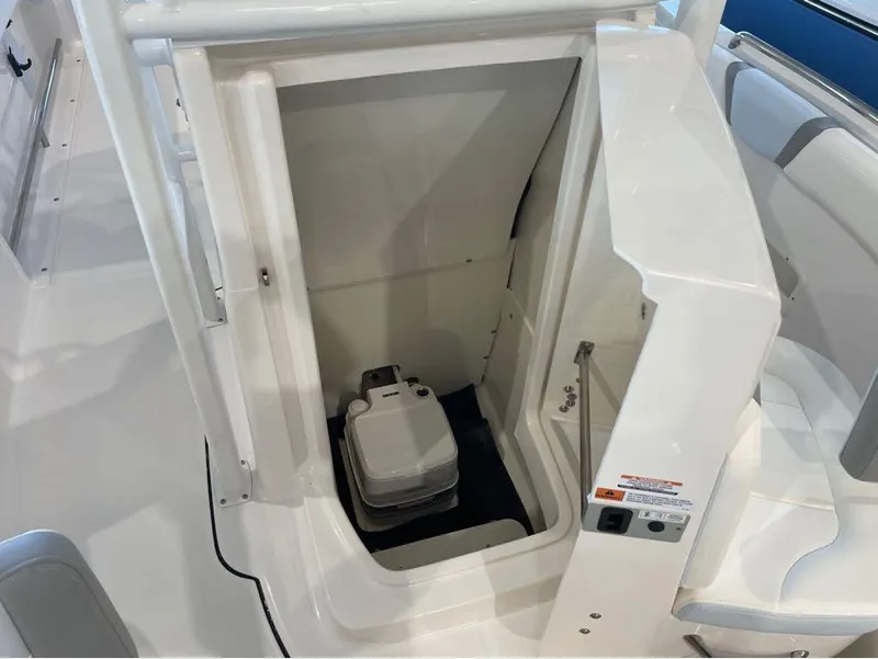 Slide: The Image of Robalo R222 2024 - 18