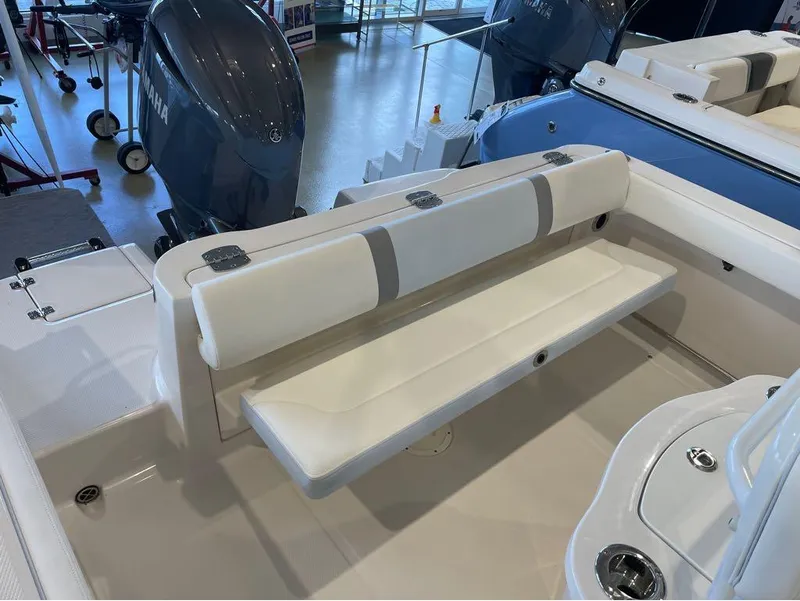 Slide: The Image of Robalo R222 2024 - 19