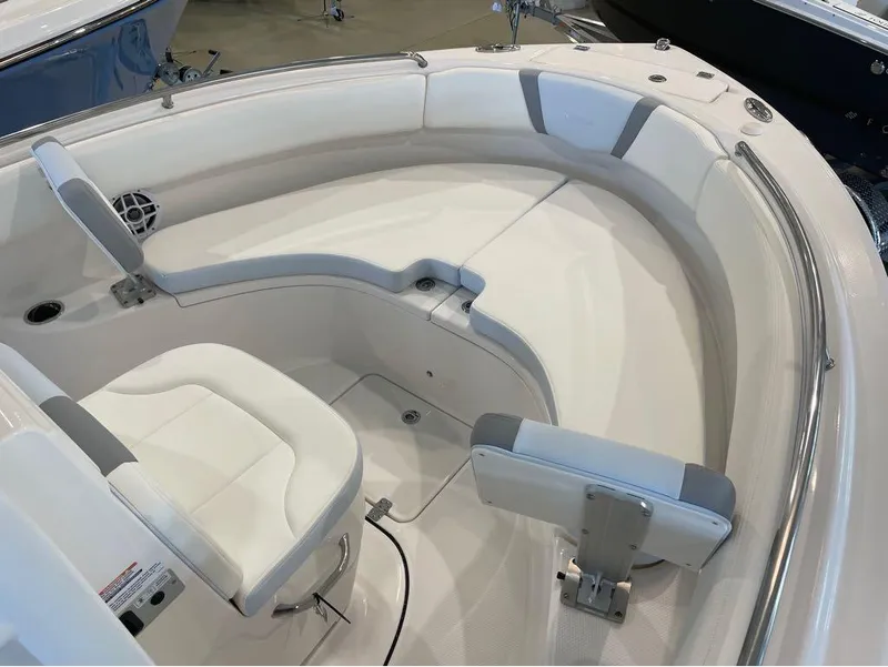 Slide: The Image of Robalo R222 2024 - 20