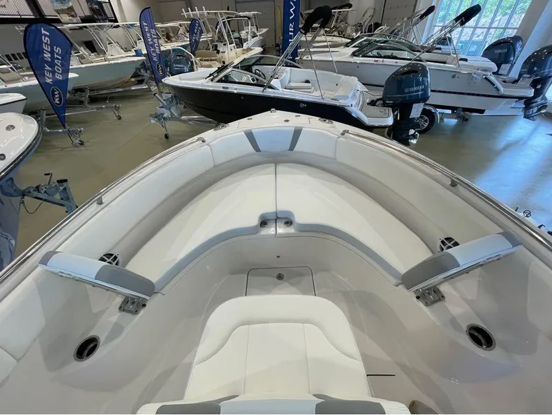 Slide: The Image of Robalo R222 2024 - 31