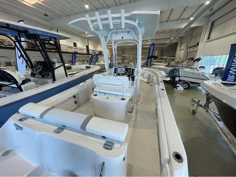 Slide: The Image of Robalo R222 2024 - 32