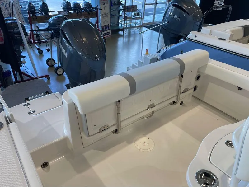 Slide: The Image of Robalo R222 2024 - 34