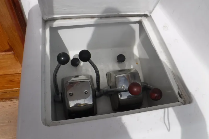 Slide: The Image of Control levers on a 1989 Ocean Yachts 44 Super Sport Custom boat. - 29