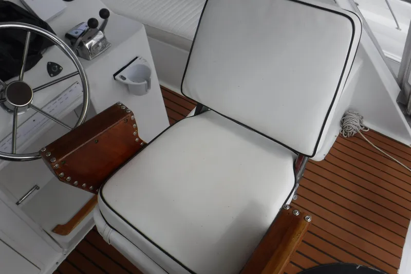 Slide: The Image of Captain's chair and helm on 1989 Ocean Yachts 44 Super Sport Custom boat. - 40