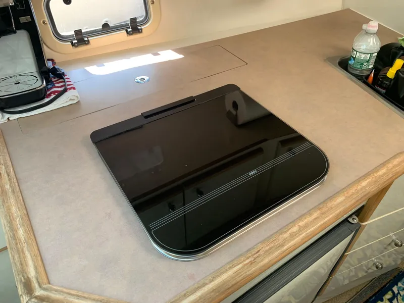 Slide: The Image of 1998 Maxum 2800 SCR boat interior kitchen counter with stove cover. - 21