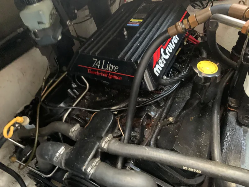 Slide: The Image of 1998 Maxum 2800 SCR engine compartment with 7.4L MerCruiser Thunderbolt Ignition. - 31