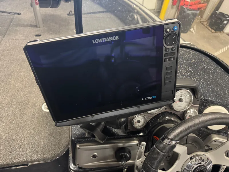 Slide: The Image of Lowrance HDS12 display on 2024 Nitro ZV20 Pro boat dashboard. - 14