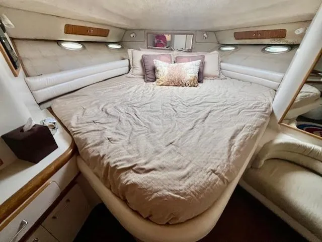 Slide: The Image of 1992 Sea Ray Sundancer cabin with a spacious bed and cozy interior. - 24