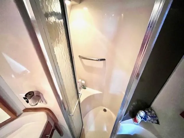 Slide: The Image of 1992 Sea Ray Sundancer shower cabin with glass door and built-in shelf. - 25
