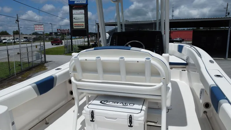Slide: The Image of Robalo R230 Center Console 2024 - 8