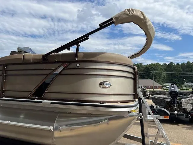 Slide: The Image of Veranda VTX22RFL 2025 - 4