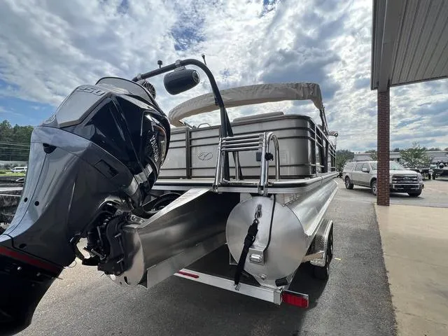 Slide: The Image of Veranda VTX22RFL 2025 - 6