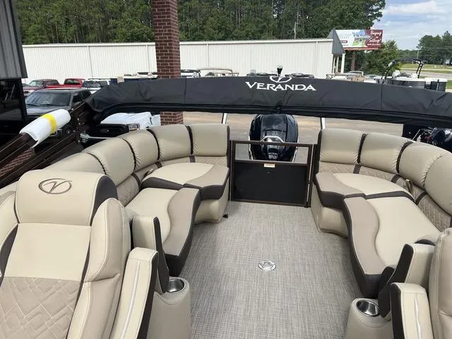 Slide: The Image of Veranda VR22RC 2025 - 16