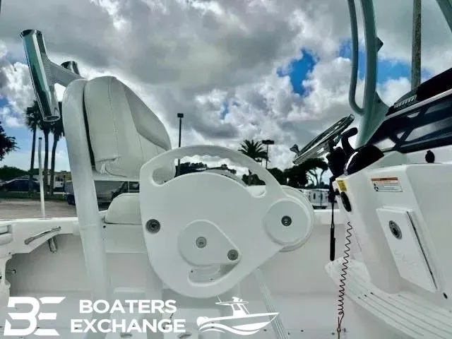 Slide: The Image of Everglades 243 Center Console 2025 - 5