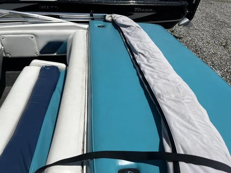 Slide: The Image of 1989 Baja SUNSPORT 174 boat interior with blue and white seating. - 4