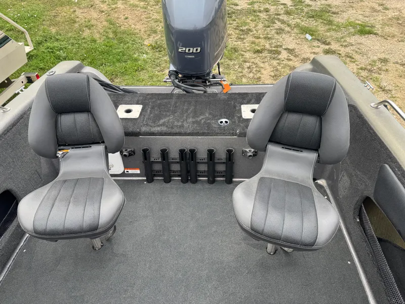 Slide: The Image of Two seats on a 2014 Stratos 385 XF boat with Yamaha 200 engine. - 6