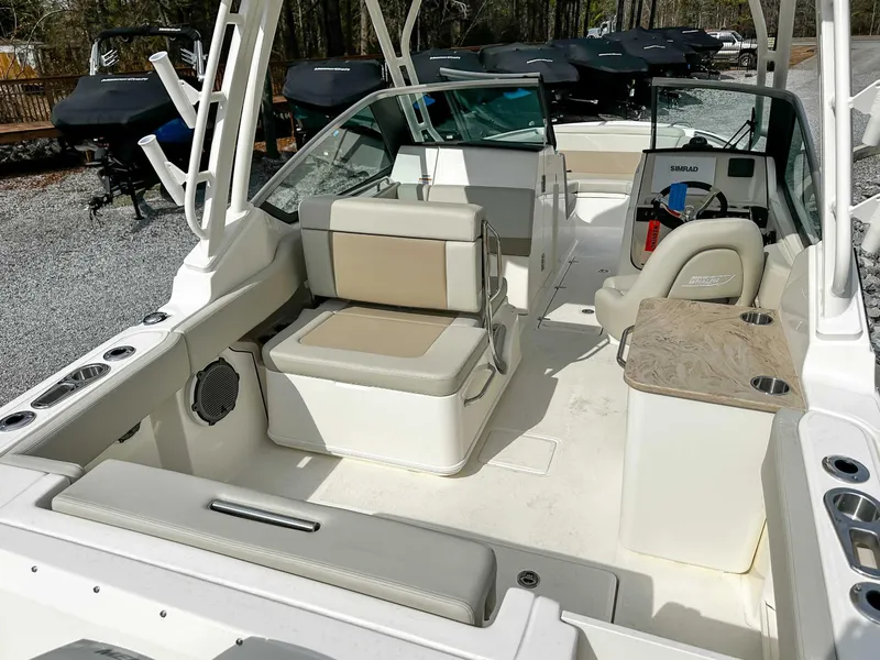 Slide: The Image of Boston Whaler 240 Vantage 2025 - 10