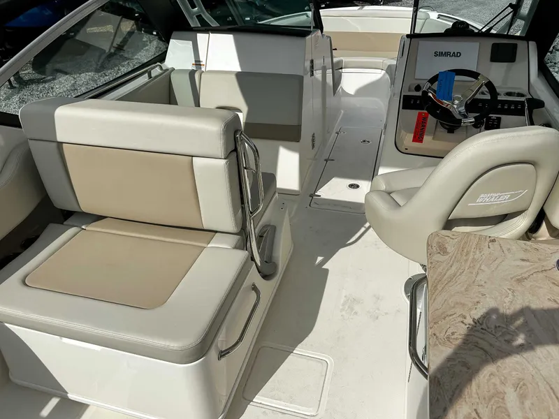 Slide: The Image of Boston Whaler 240 Vantage 2025 - 11