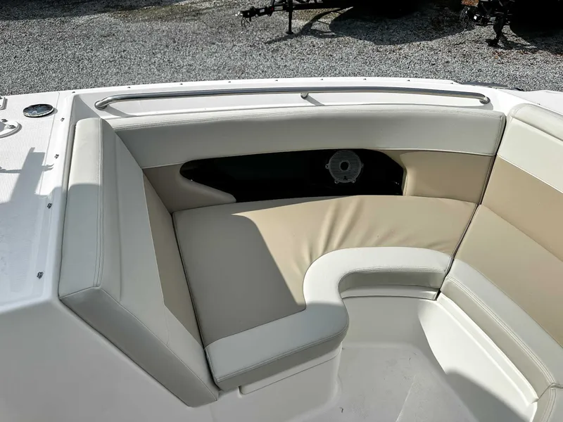 Slide: The Image of Boston Whaler 240 Vantage 2025 - 13