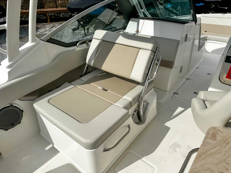 Slide: The Image of Boston Whaler 240 Vantage 2025 - 15