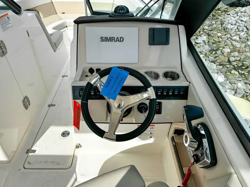 Slide: The Image of Boston Whaler 240 Vantage 2025 - 18