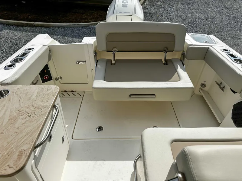 Slide: The Image of Boston Whaler 240 Vantage 2025 - 19