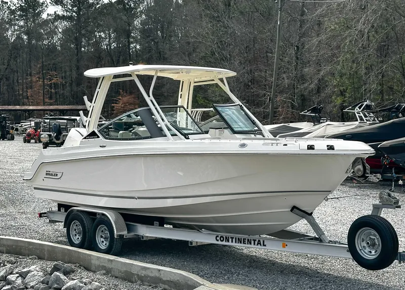 Slide: The Image of Boston Whaler 240 Vantage 2025 - 5