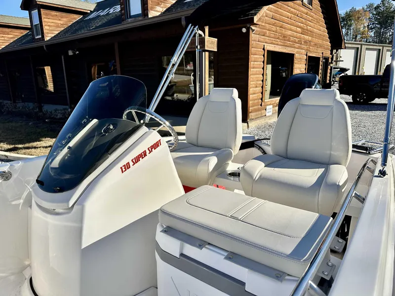 Slide: The Image of Boston Whaler 130 Super Sport 2025 - 13